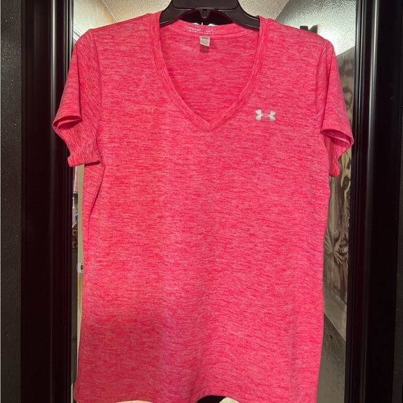 🔥3 for $25🔥 EUC- HOT PINK UNDER ARMOUR HEAT GEAR ATHLETIC TOP SZ M - Picture 1 of 5